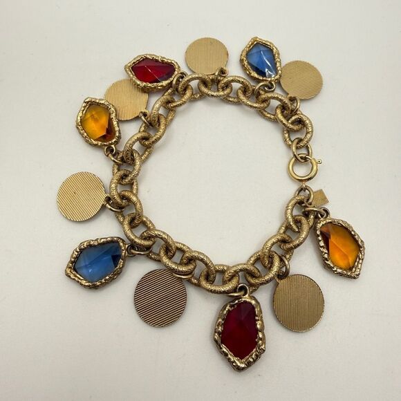 Vintage Emmons gold tone metal and glass "charm" bracelet! - Picture 7 of 14